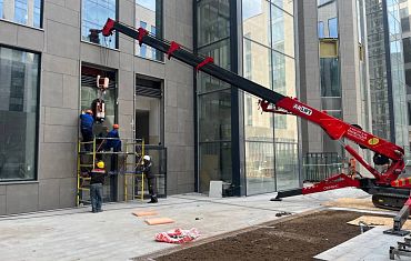 Мини-кран паук и вакуумный захват Арлифт на работах в Москве