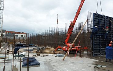 Монтаж опалубки с помощью мини-крана