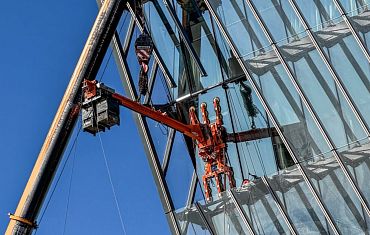 Вернулись на Лахту: замена 2-тонных стеклопакетов на скошенном фасаде