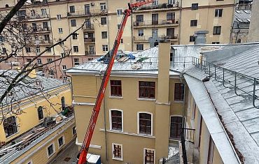 Наши объекты - Монтаж в тесном дворе: пробрались через узкую арку и сделали работу